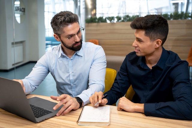 Líder dando feedback a joven colaborador