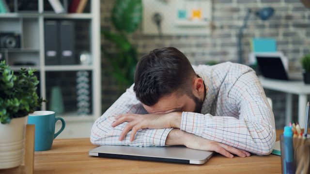 Hombre cansado por falta de compromiso laboral