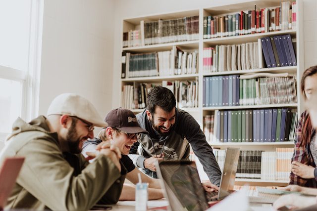 Equipo de trabajo logrando metas