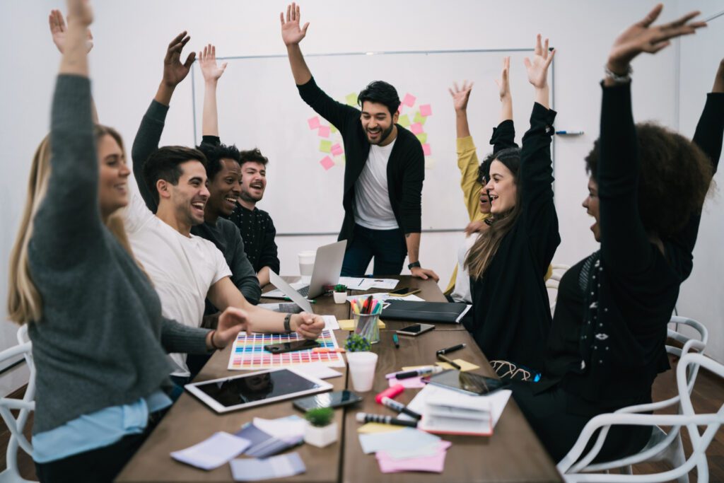 Equipo de negocios celebrando metas