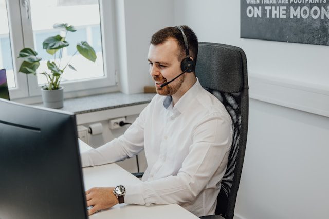 Hombre trabajando en su relación de mentor y mentee